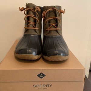 NEW! SPERRY SALTWATER TOP-SIDER